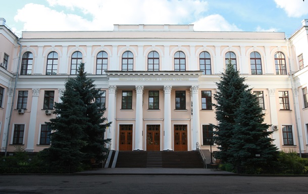 Минобразования рекомендует приостановить учебу до 8 марта