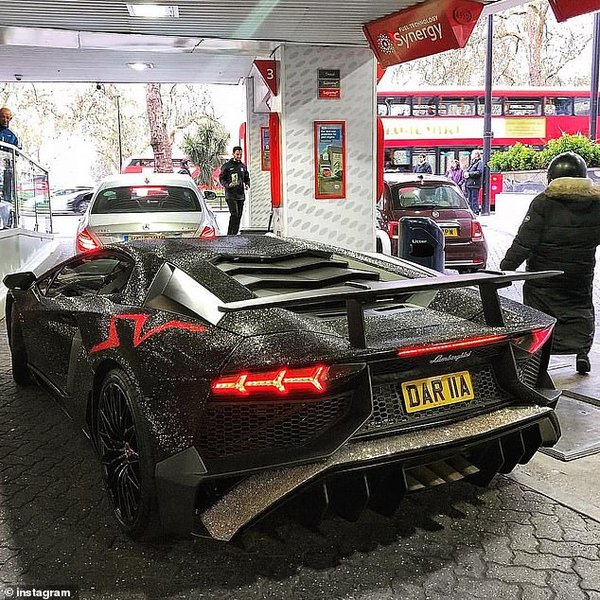 Молдавская модель украсила двумя миллионами кристаллов Swarovski автомобиль Lamborghini Aventador (фото)