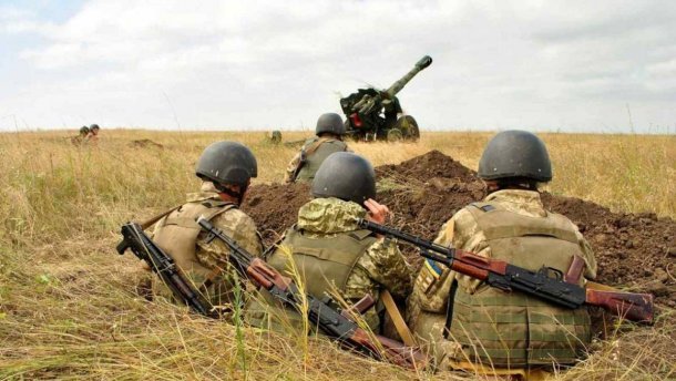 Молишься и тянешь носилки: что делают военные капелланы на фронте