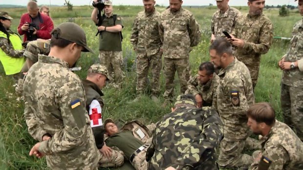 Молишься и тянешь носилки: что делают военные капелланы на фронте
