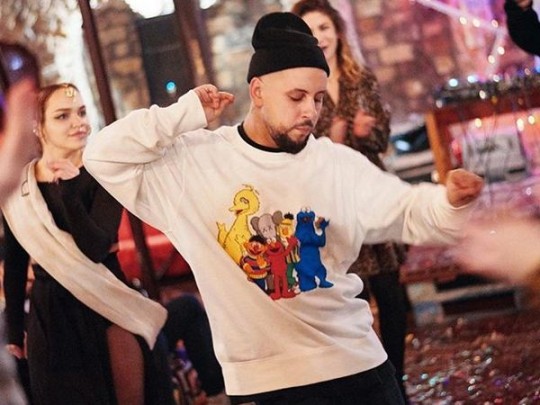 Монатик заинтриговал поклонников редким семейным фото