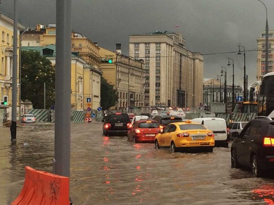 Москва ушла под воду: сильнейший ливень в столице РФ превратил улицы в реки (видео)