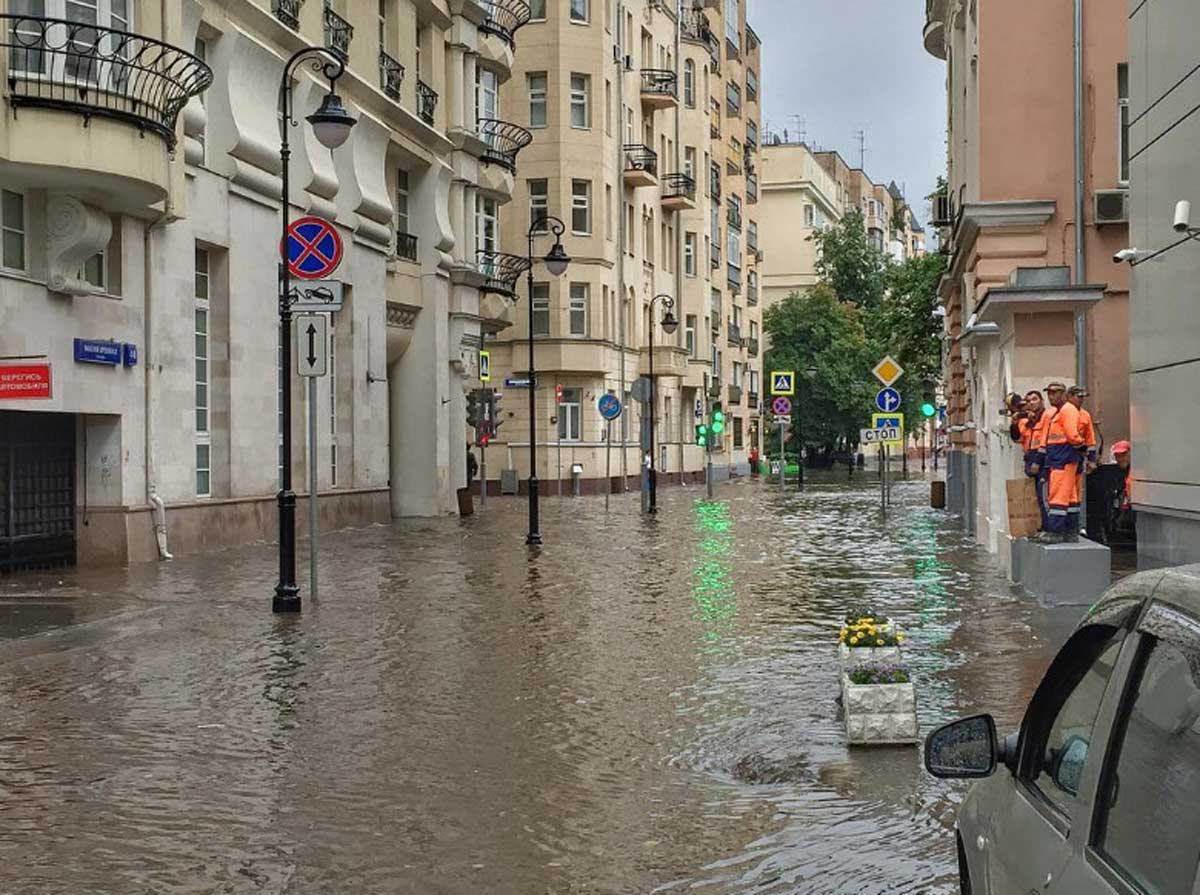 Москва ушла под воду: сильнейший ливень в столице РФ превратил улицы в реки (видео)