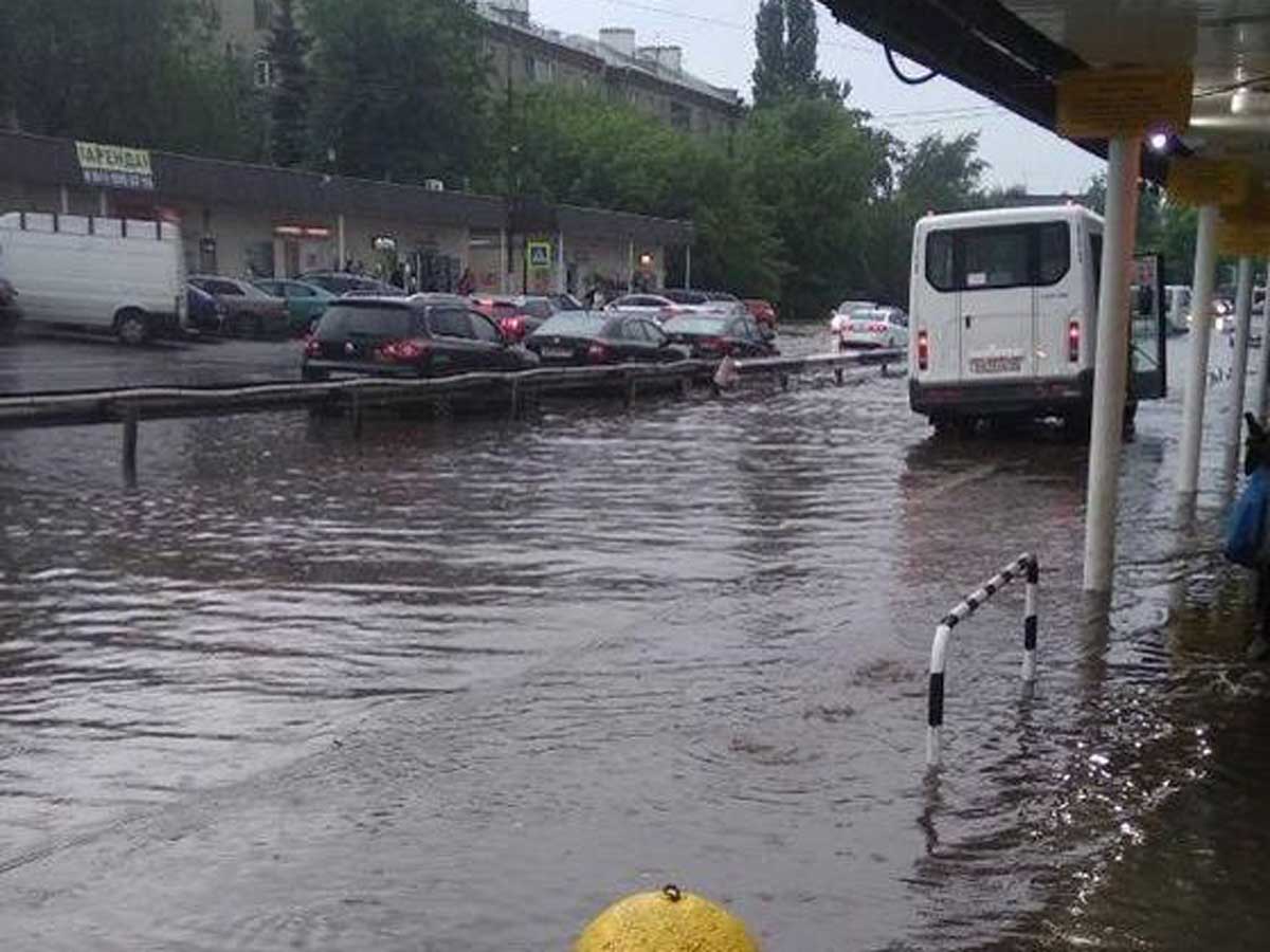 Москва ушла под воду: сильнейший ливень в столице РФ превратил улицы в реки (видео)
