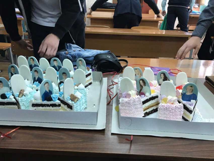 «Можно съесть самого себя»: в РФ школьникам на выпускной подарили торт с «надгробиями»