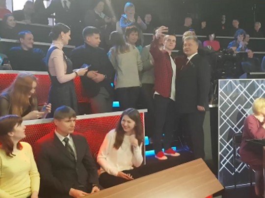 На 1+1 выстроилась очередь из желающих сделать селфи с Порошенко: в сеть попало интересное видео