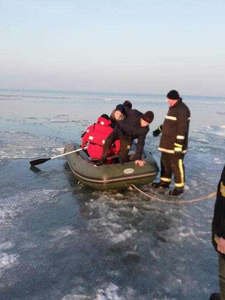 На Днестровском лимане со льдины спасли четырех детей