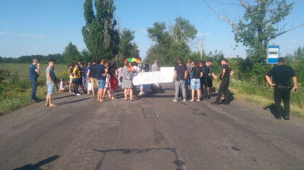 На Донетчине шахтеры перекрыли трассу из-за долга по зарплатам: фото