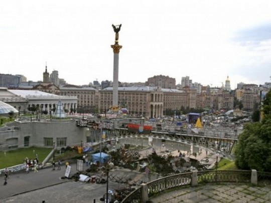 На Институтской начали разбирать брусчатку до завершения следствия по делу Майдана: появилось пояснение прокуратуры