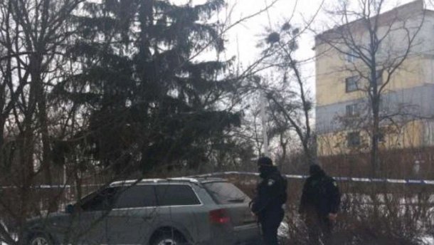 На Киевщине группа мужчин захватила в заложники бабушку