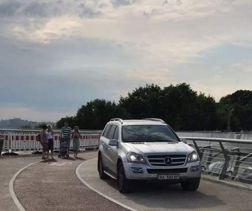 На мост Кличко наехали – автомобилем: горе-блогер выложила в Instagram трогательное видео