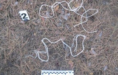 На Сумщине женщина у кладбища привязала мальчика к дереву и заклеила рот