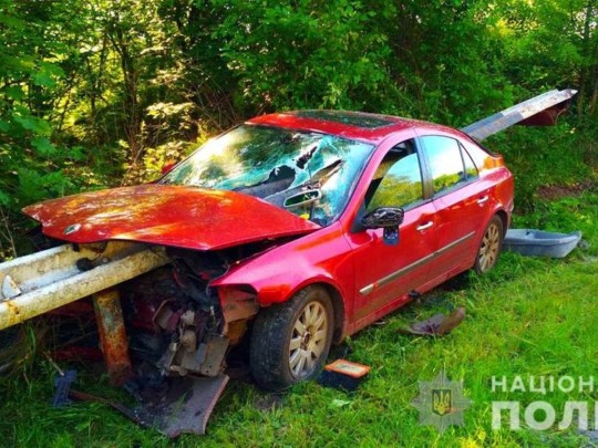 На волосок от смерти: под Полтавой автомобиль на полном ходу нанизался на отбойник (фото)