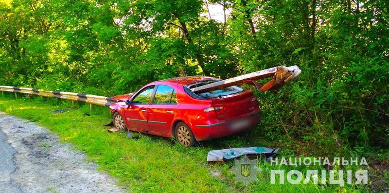 На волосок от смерти: под Полтавой автомобиль на полном ходу нанизался на отбойник (фото)