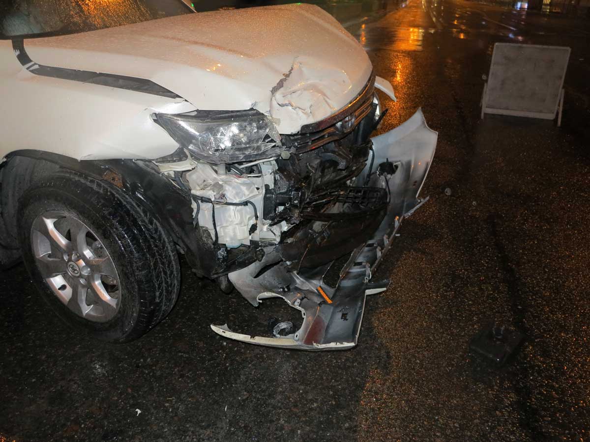 На вызов не успели: в Киеве полицейский Mitsubishi после столкновения вылетел на тротуар..