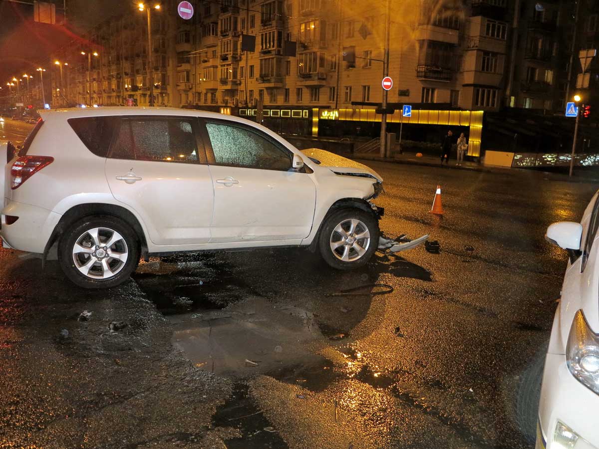 На вызов не успели: в Киеве полицейский Mitsubishi после столкновения вылетел на тротуар..