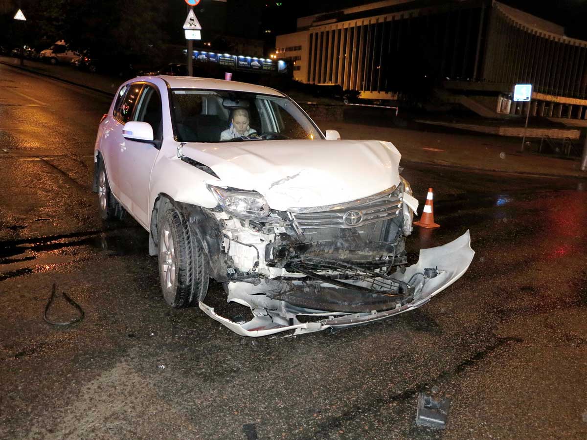 На вызов не успели: в Киеве полицейский Mitsubishi после столкновения вылетел на тротуар..
