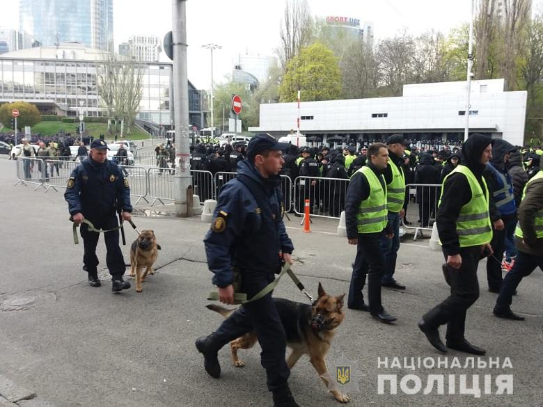 Начальник полиции Киева срочно обратился к штабам Порошенко и Зеленского