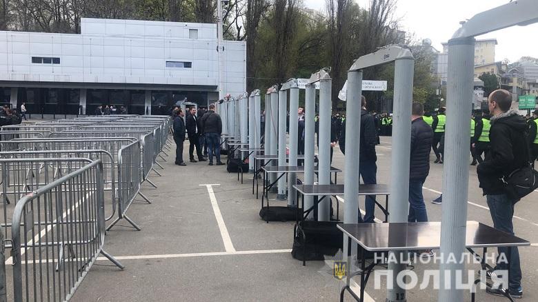 Начальник полиции Киева срочно обратился к штабам Порошенко и Зеленского