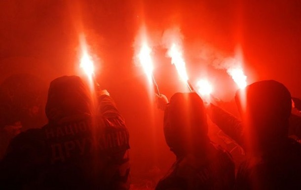 Националисты обстреляли салютами дом сына топ-чиновника СНБО