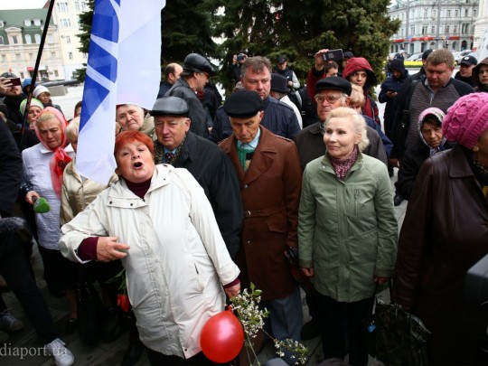 Националисты применили зеленку на первомайской демонстрации трудящихся в Харькове (фото, видео)