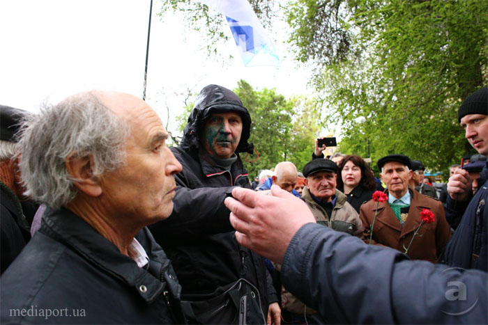 Националисты применили зеленку на первомайской демонстрации трудящихся в Харькове (фото, видео)