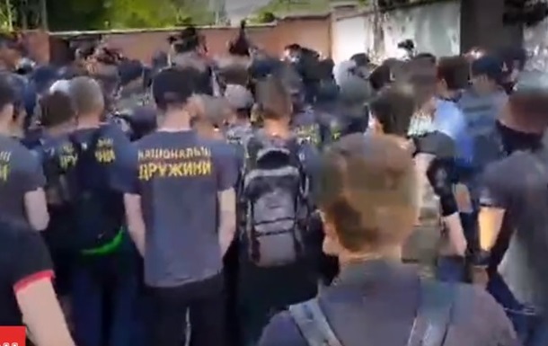 Нацкорпус пикетирует дом совладельца Интера