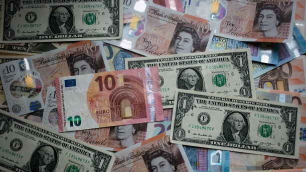 Наличный курс доллара и евро 13 мая: падение продолжается