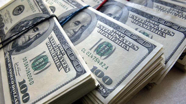Наличный курс валют 24 июня: доллар падает