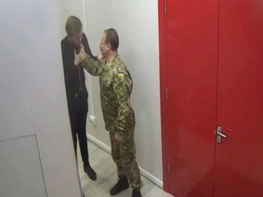 Нардеп Барна устроил потасовку с одним из членов штаба Зеленского: в сеть попало видео