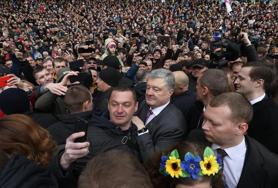 Настоящий взрыв позитива: у Порошенко рассказали, сколько человек сегодня собрались на «Олимпийском» (фото)
