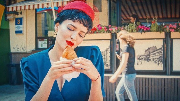 Не метро единым: Даша Астафьева в обольстительном ретро-платье сняла видео у столичного киоска