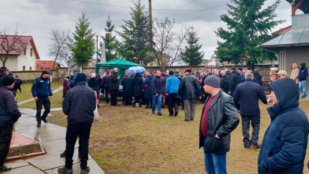 Не можуть поділити церкву: на Буковині стався конфлікт між парафіянами МП та ПЦУ