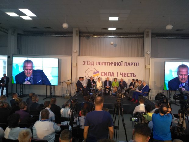 Неформальная обстановка, шаурма и новые лица: чем запомнились съезды партий