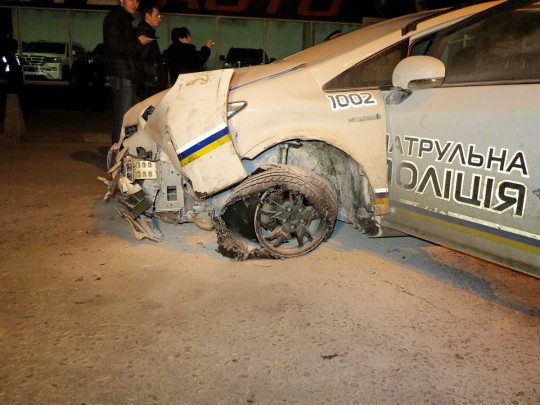Ночная погоня по улицам Киева: мужчина пытался угнать полицейское авто, сбив девушку-патрульную (фото)
