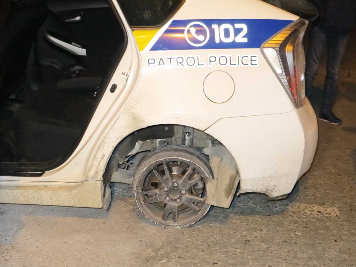 Ночная погоня по улицам Киева: мужчина пытался угнать полицейское авто, сбив девушку-патрульную (фото)