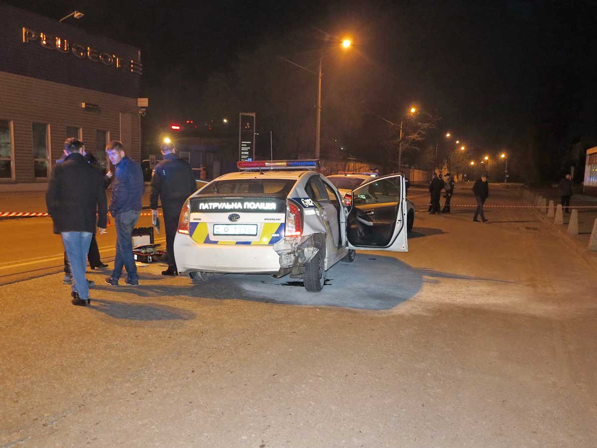 Ночная погоня по улицам Киева: мужчина пытался угнать полицейское авто, сбив девушку-патрульную (фото)