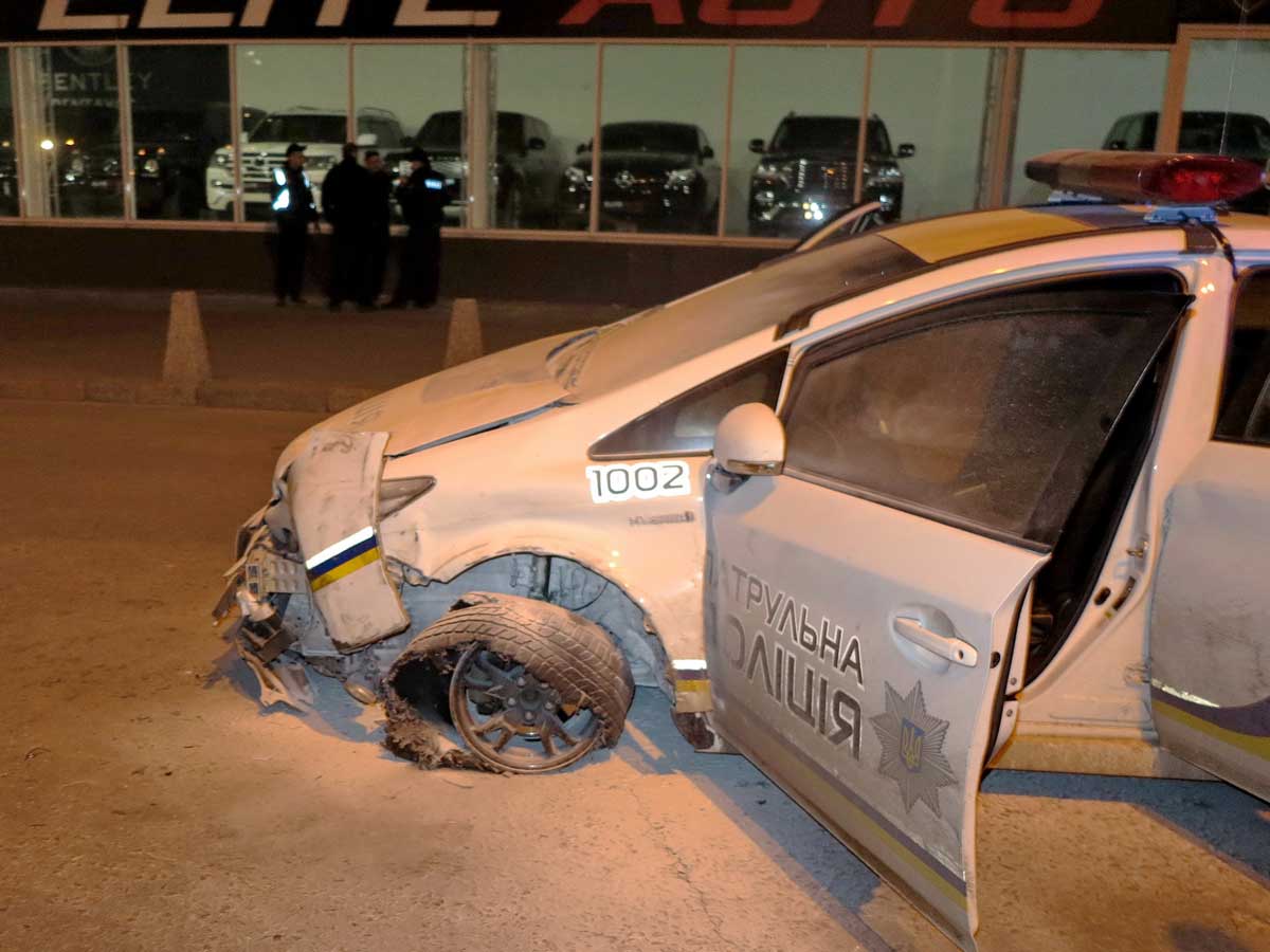 Ночная погоня по улицам Киева: мужчина пытался угнать полицейское авто, сбив девушку-патрульную (фото)