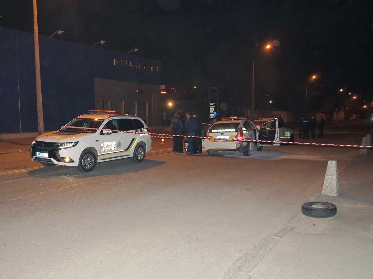 Ночная погоня по улицам Киева: мужчина пытался угнать полицейское авто, сбив девушку-патрульную (фото)