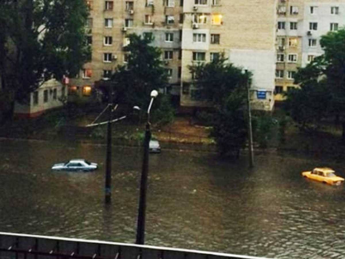 Одесса ушла под воду: после ливня улицы города превратились в реки (фото, видео)