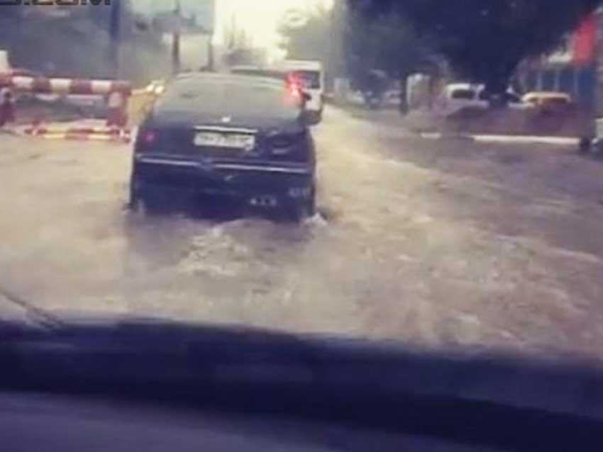 Одесса ушла под воду: после ливня улицы города превратились в реки (фото, видео)