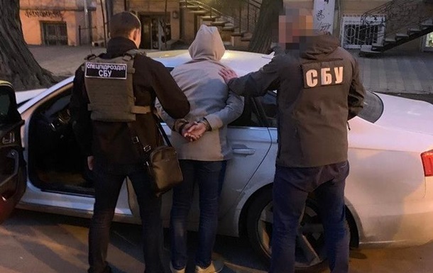 Одесского таможенника уличили в систематическом взяточничестве