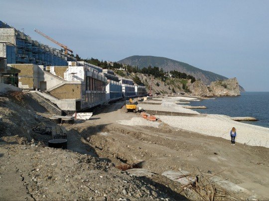 Оккупанты лишили жителей Крыма еще одного пляжа (фото)