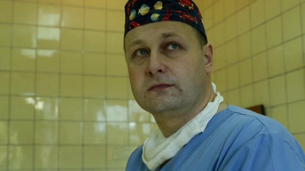 Операційним столом була кушетка з аеропорту: історія медика, який рятував життя на Донбасі