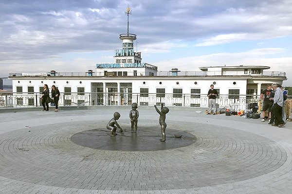 Основателей Киева одели в вышиванки (фото)