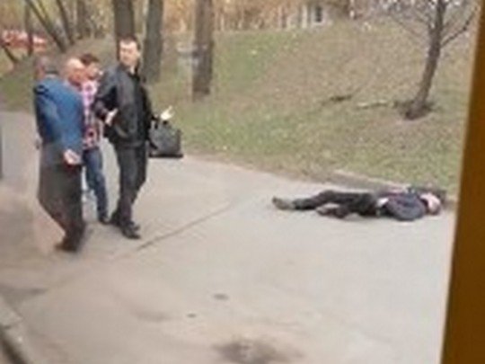 Озверели: в Киеве пассажиры троллейбуса жестоко избили подвыпившего мужчину (видео)