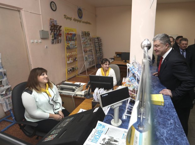 Піар на газі зайнятий, або Чому Порошенко рятує листонош у прямому ефірі