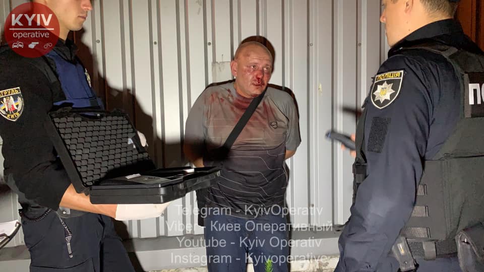 Пьяный водитель разбил пять машин в Киеве и бросался на людей с ножом: фото и видео с места ЧП на Подоле