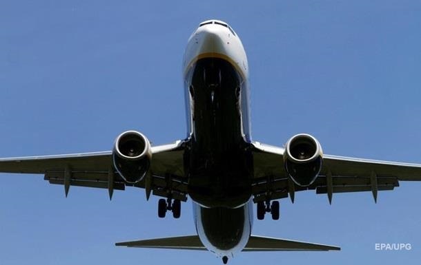 Пара занялась сексом в самолете и попала на видео