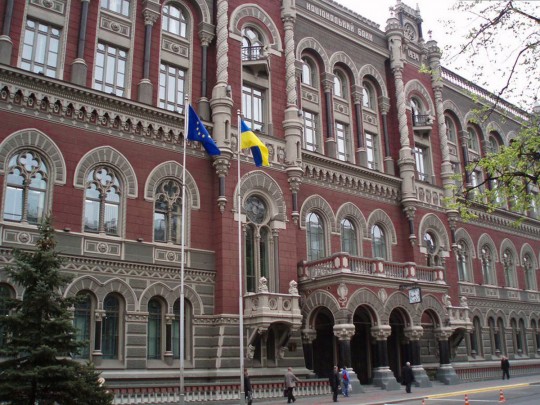 Пасха и майские праздники: как будут работать украинские банки